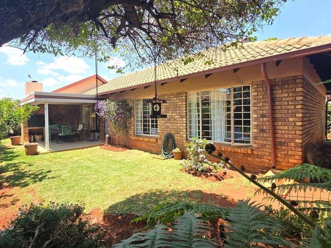 3 Bedroom Townhouse for Sale in Pierre Van Ryneveld