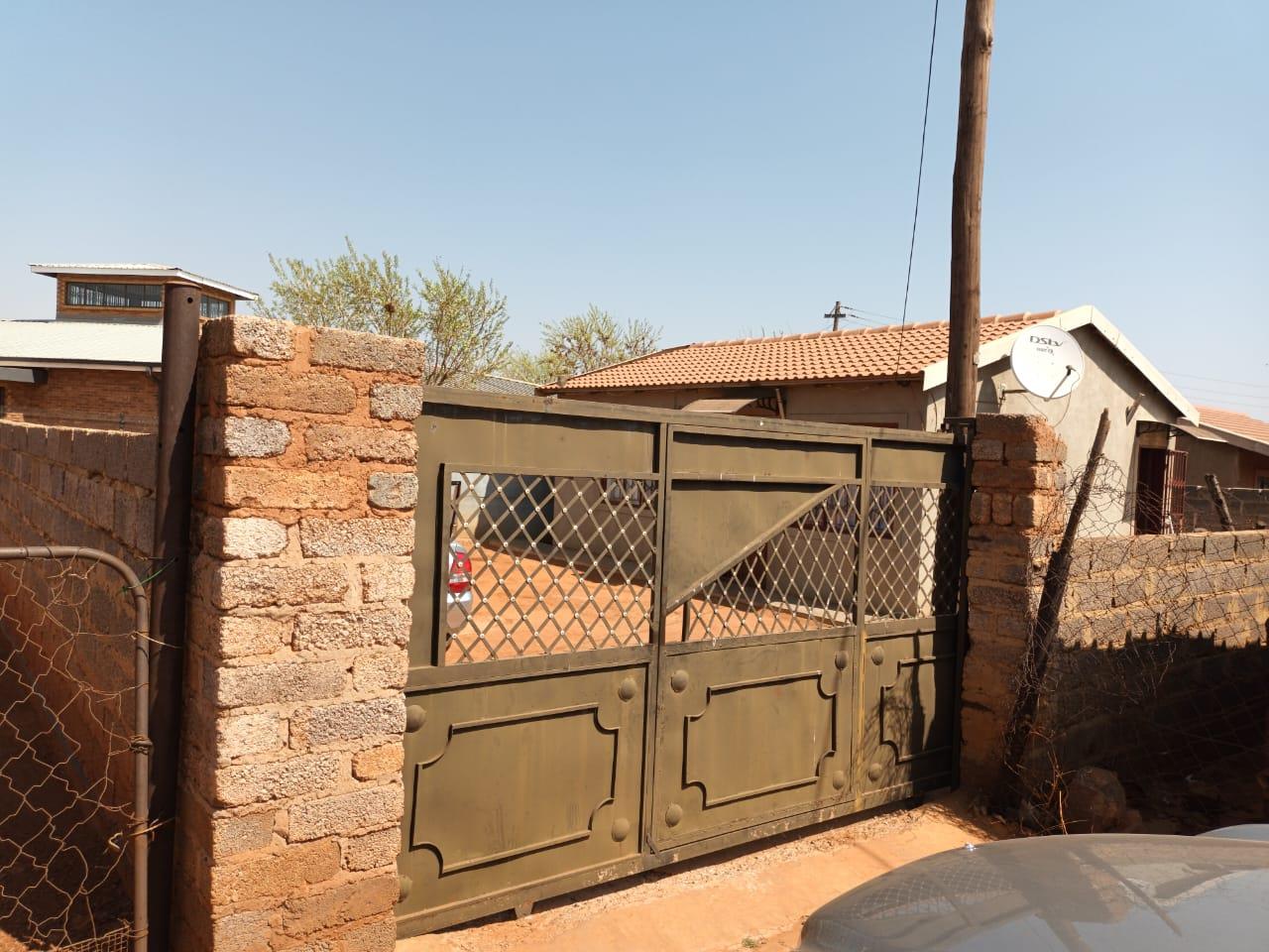 2 Bedroom House for sale in Orange Farm Orange Farm Driziek P24