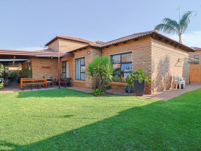 3 Bedroom House for Sale in New Market Park