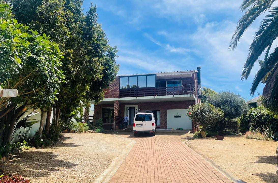 2 Bedroom House for sale in Jeffreys Bay Central P24115135011