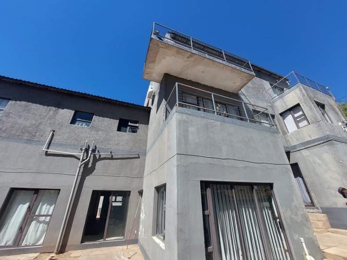 11 Bedroom House for Sale in Eros