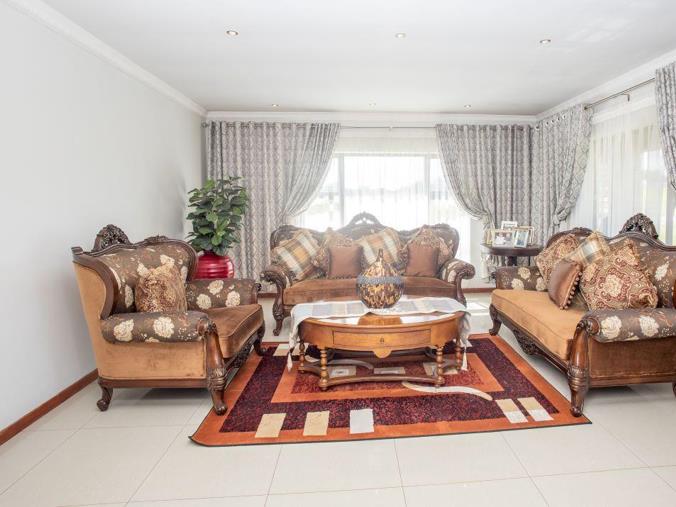 4 Bedroom House for Sale in Cove Rock