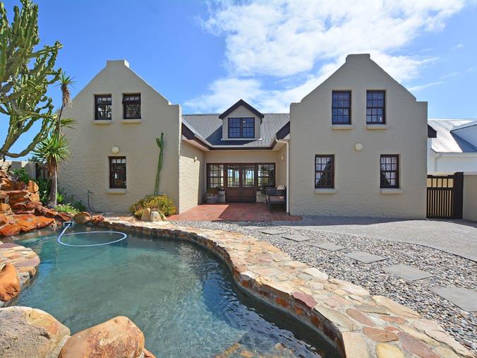 4 Bedroom House for Sale in Grotto Bay