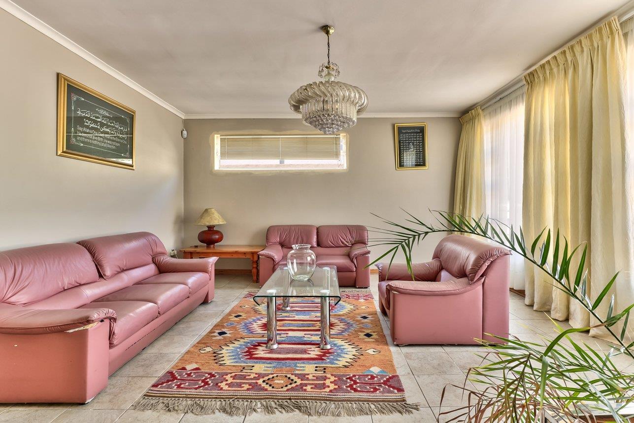 6 Bedroom House for sale in Rondebosch East P24115148273