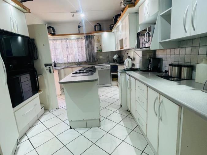 5 Bedroom House for Sale in Hochland Park