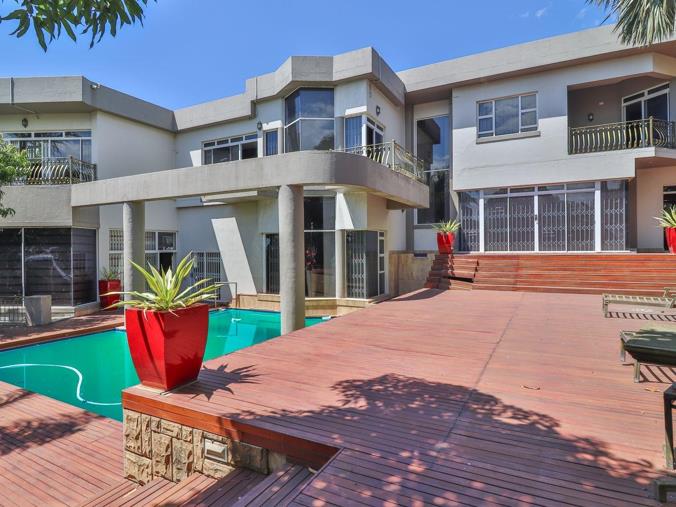 10 Bedroom House for Sale in La Lucia