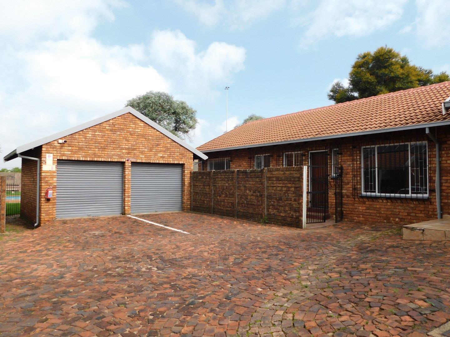 3 Bedroom Townhouse for sale in Pierre Van Ryneveld P24114471086