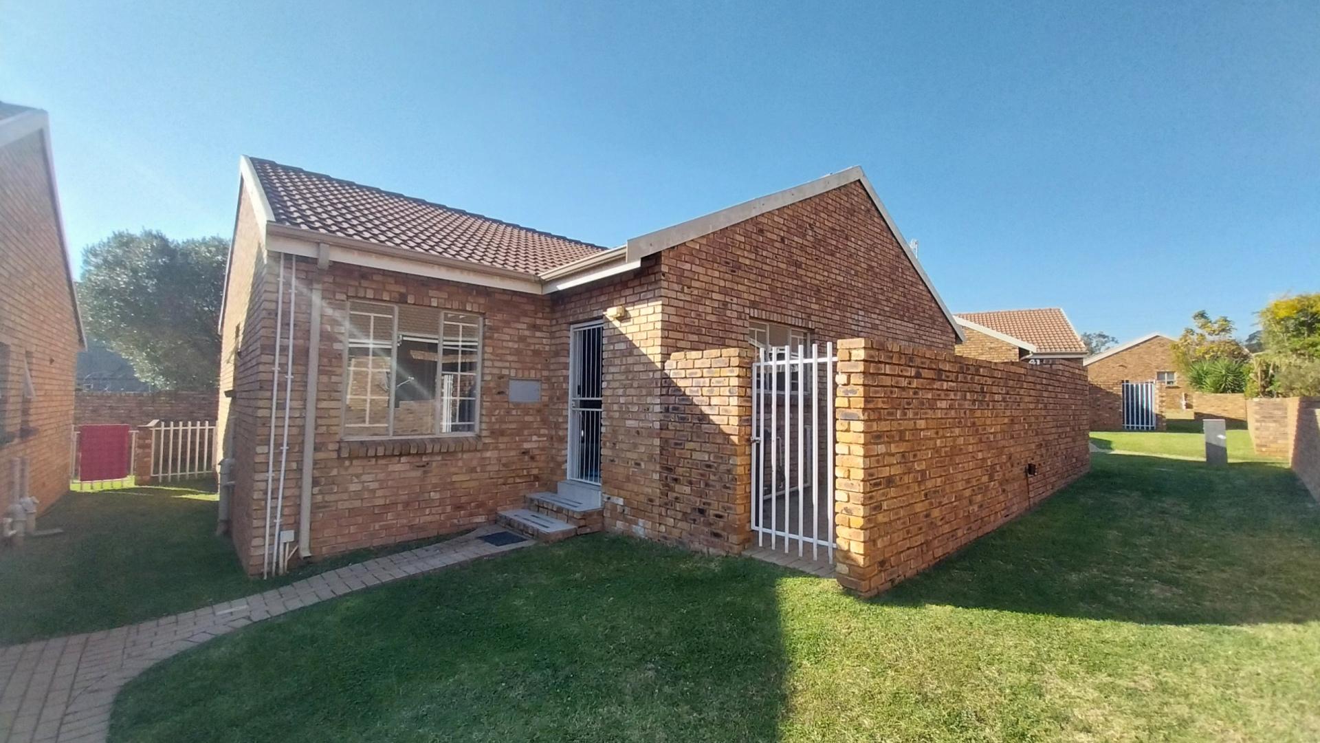 2 Bedroom Townhouse for sale in Pierre Van Ryneveld P24115571173