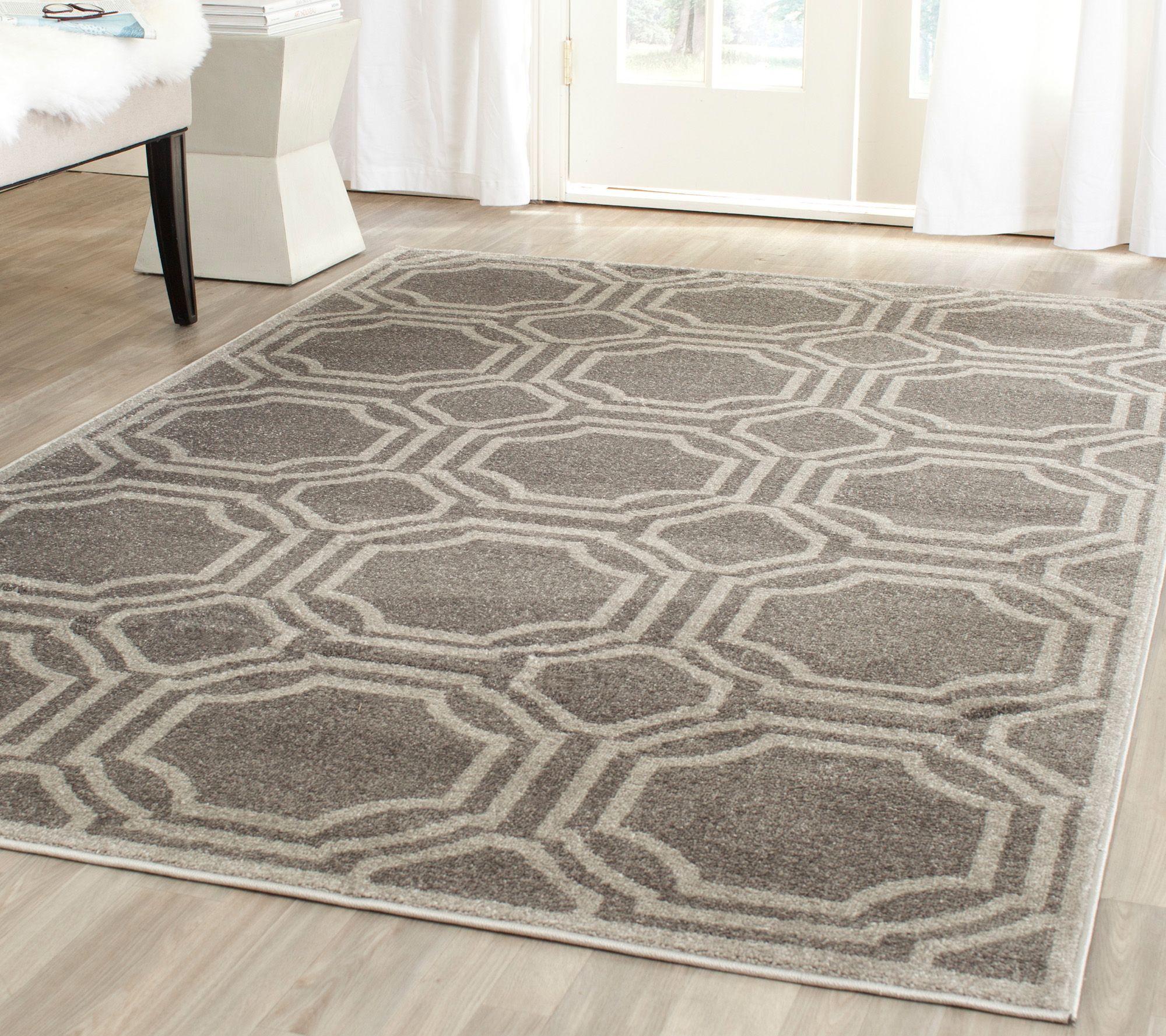Safavieh Indoor/Outdoor Geometric Tile 5' x 8'Area Rug