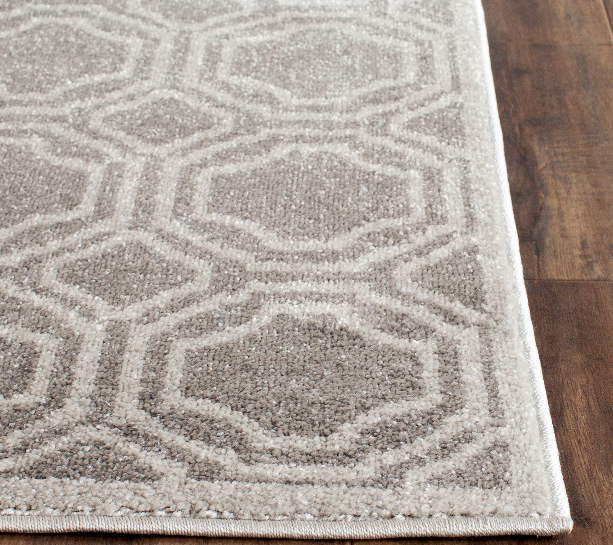 Safavieh Indoor/Outdoor Geometric Tile 5' x 8'Area Rug