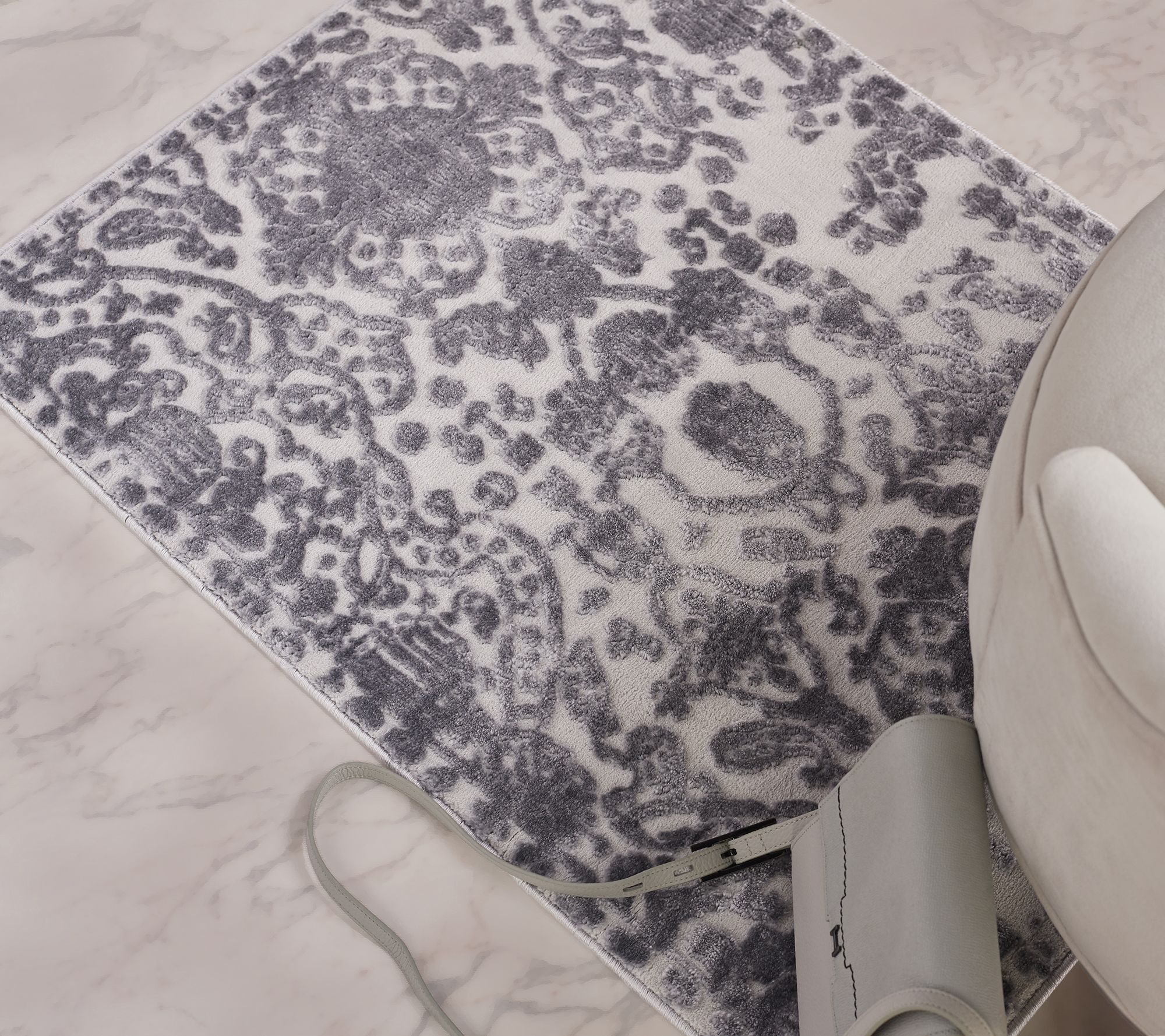 Inspire Me! Home Decor 2'2" x 3' Elegant Rug Page 1 —