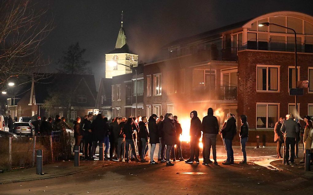 Brandweer bekogeld met vuurwerk in Veen