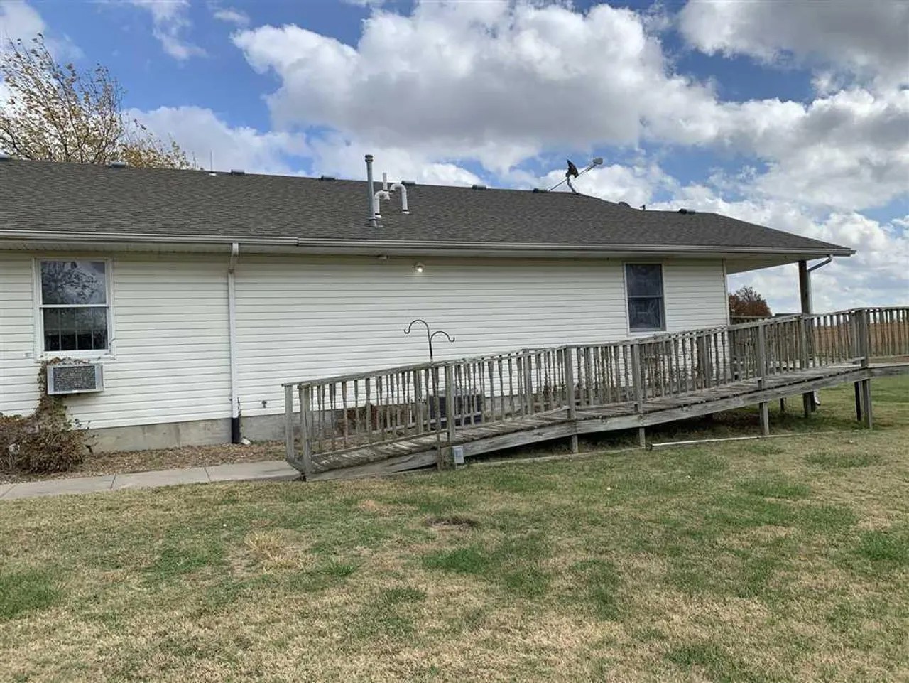 Commercial building with 11 apartments inside on 10 acres with pond in