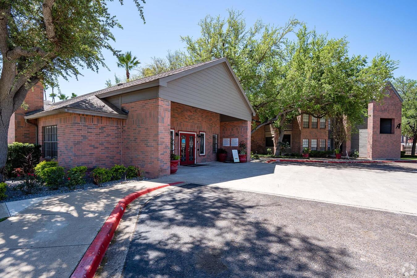 Encino Luxury Apartments 2105 S Cynthia St Mcallen, TX