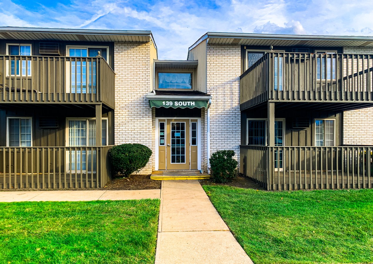 Academy Court Apartments Elyria, OH Rentable