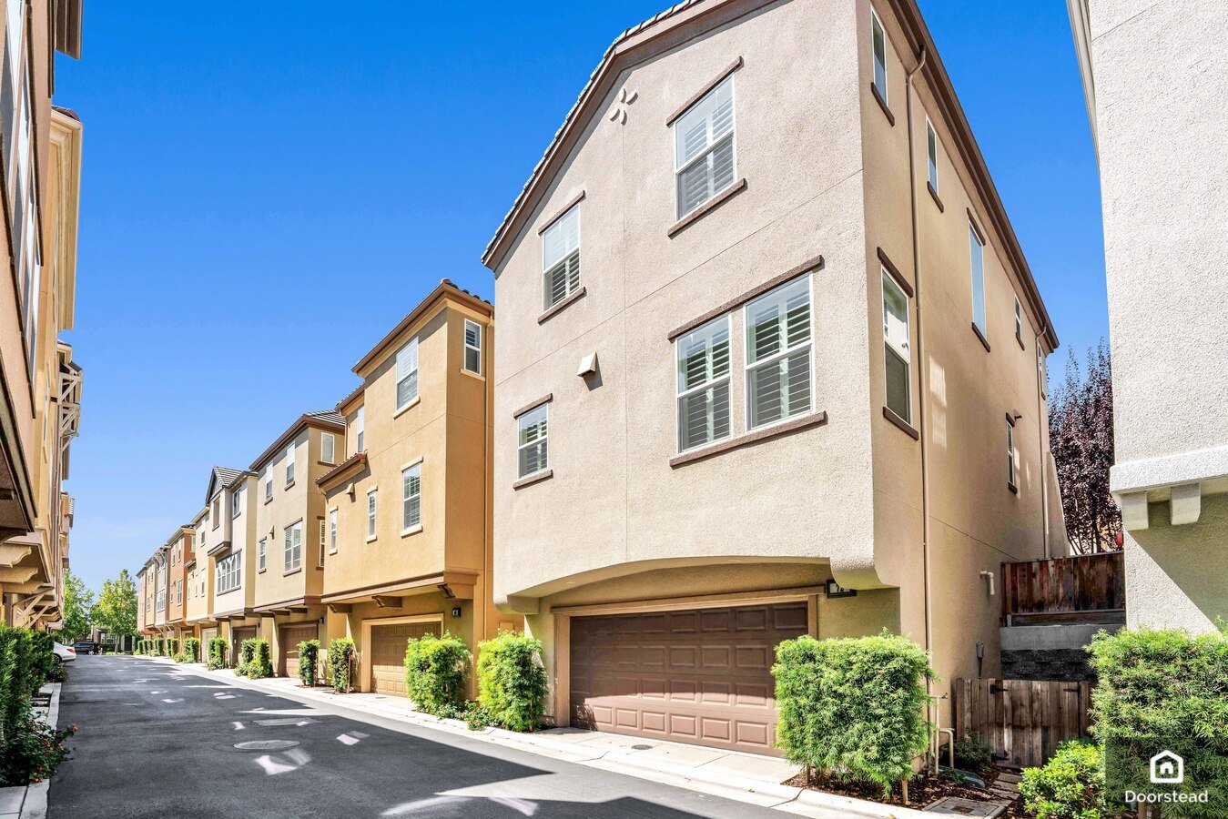 Do Not Look Past This 3Bed Home! Rousseau Place Apartments Santa