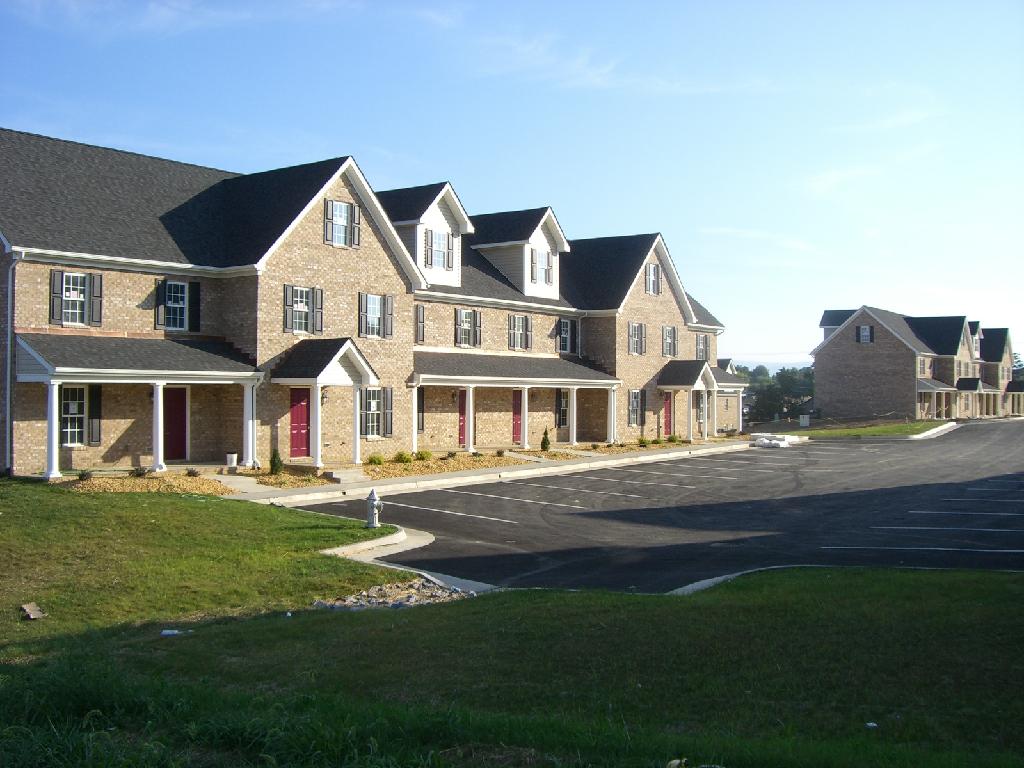3 Story Luxury Town House Apartments Fishersville, VA