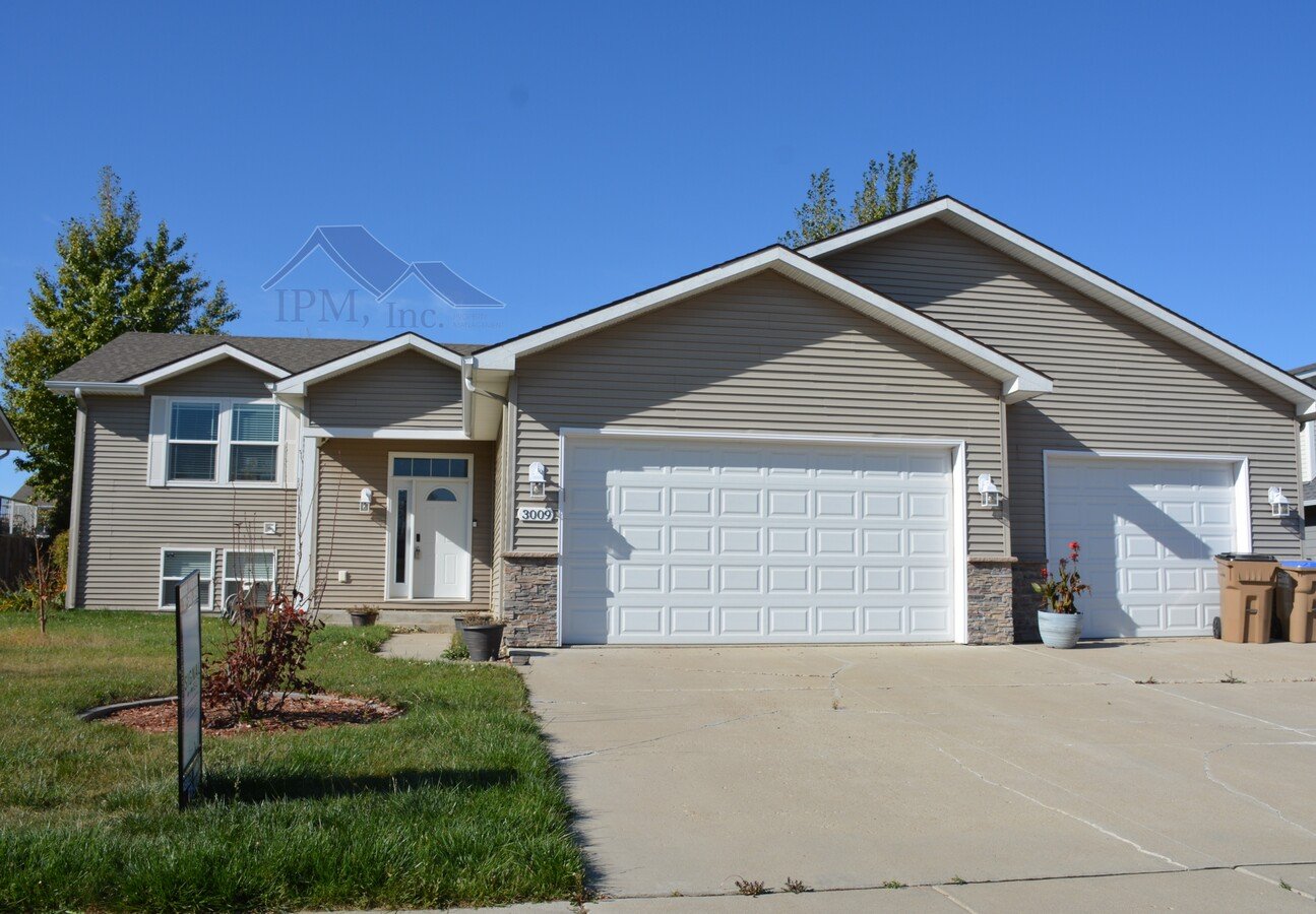 5 Bedroom 275 Bath 3 Car Apartments Minot, ND Rentable