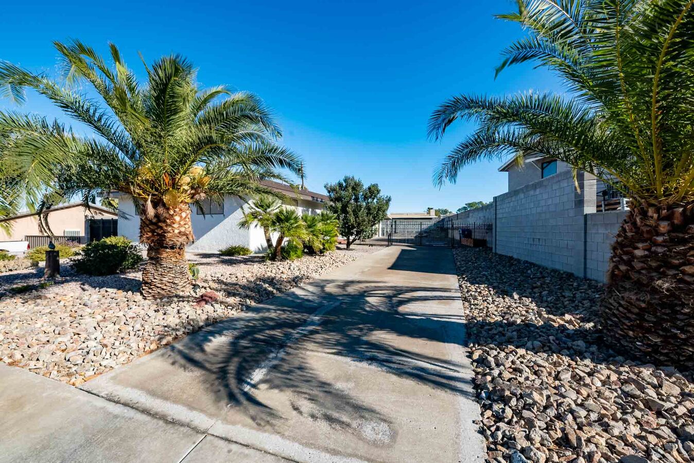 Custom Henderson Home In Golf Course Community Apartments