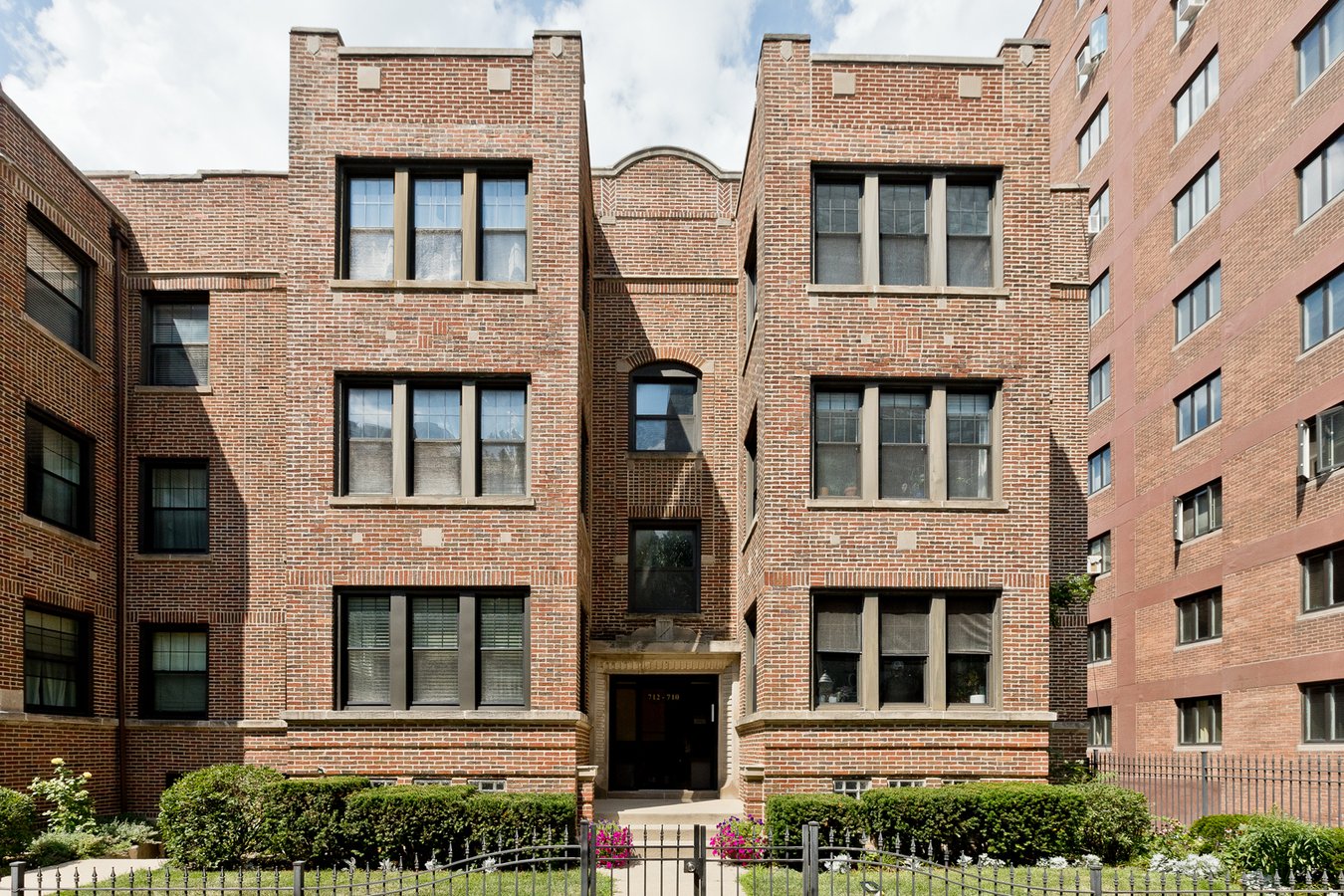 712 W Bittersweet Place Chicago, IL Apartment for Rent