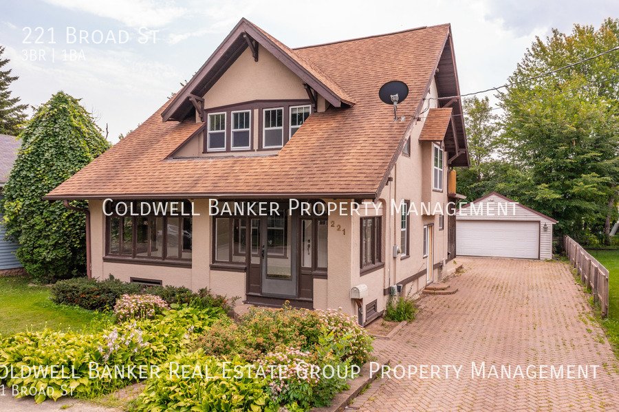 221 Broad St Menasha, WI House for Rent Rentable