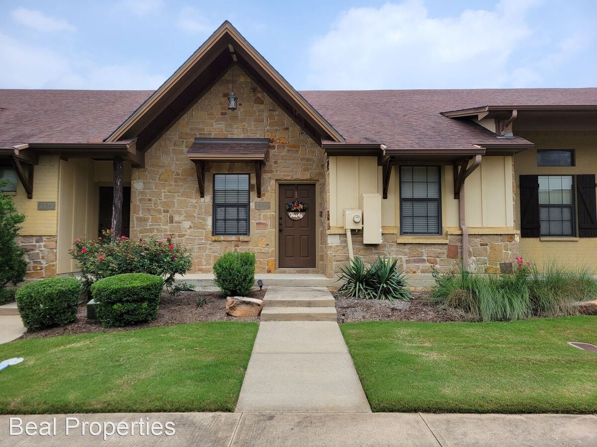 College Station 3 Bedroom / 3 Bath / Fenced In... Apartments College