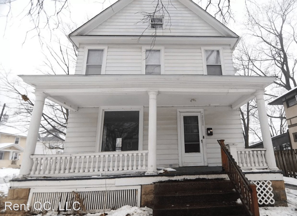 2104 Grand Ave Davenport, IA House for Rent Rentable
