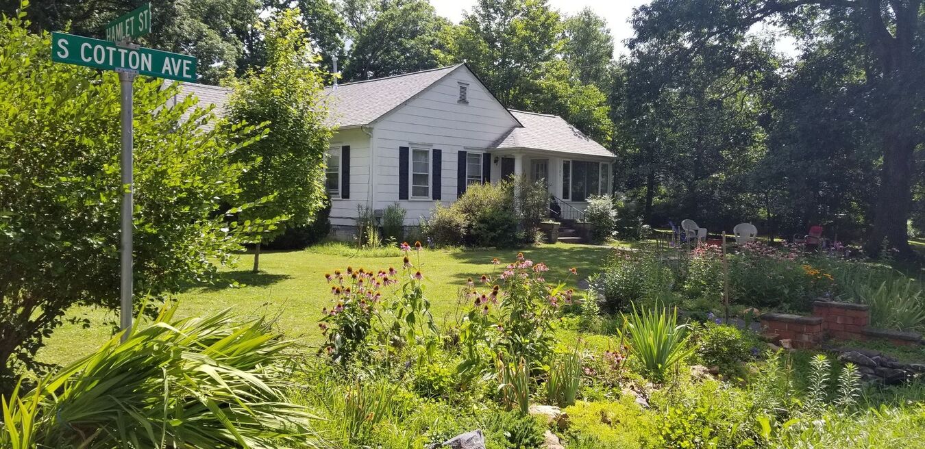 Home Available Now! Walking Distance To Downtown... Apartments Black