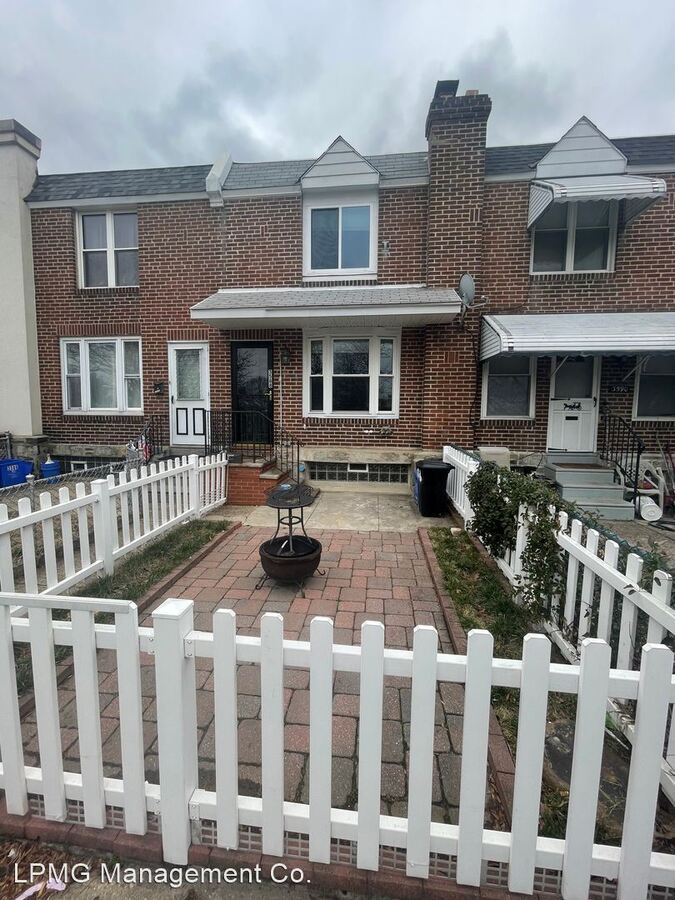 Beautifully Updated 2 Bedroom House Available In... Apartments