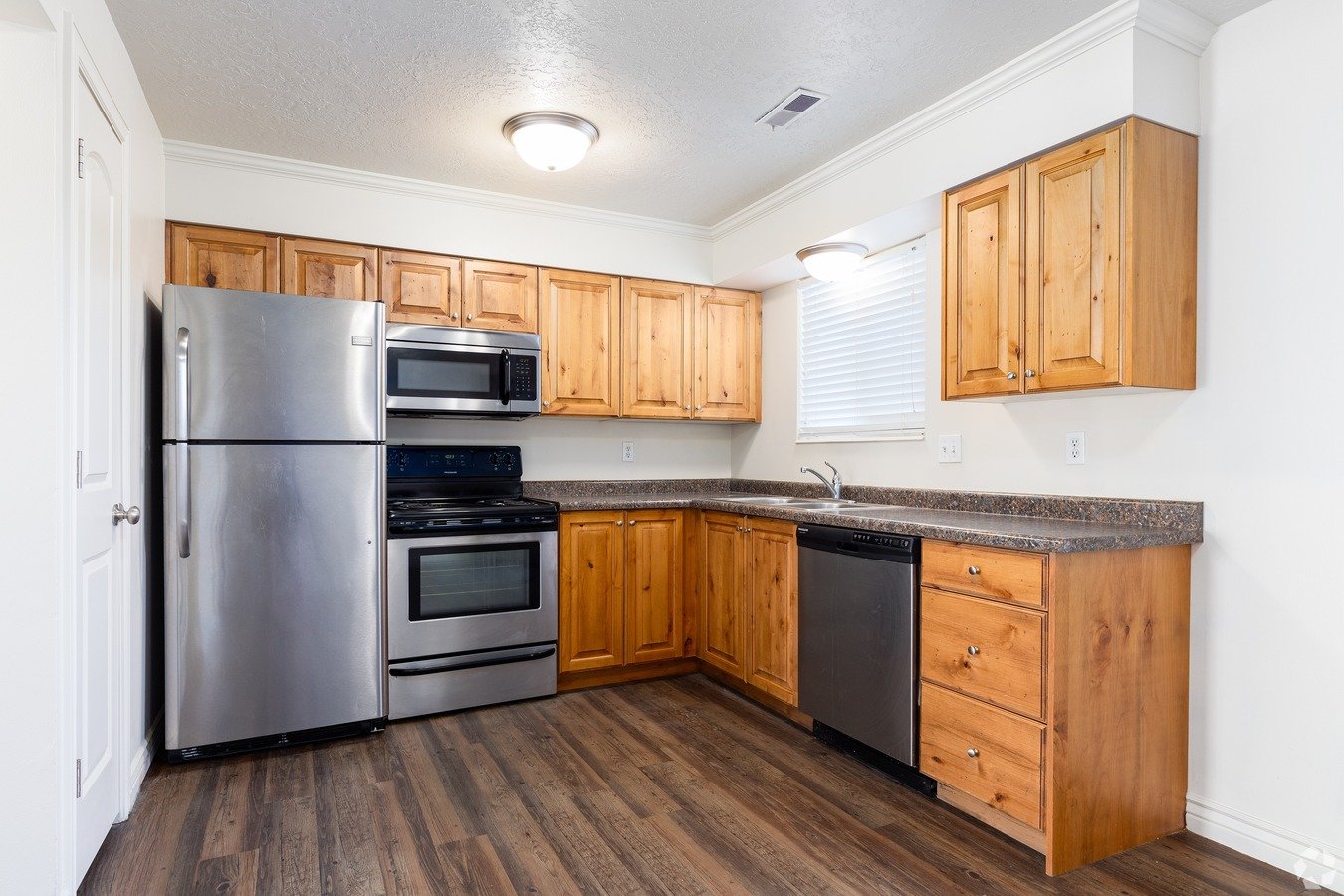 Creekside Oaks Apartments 1347 East Rosewood Ln Layton, UT