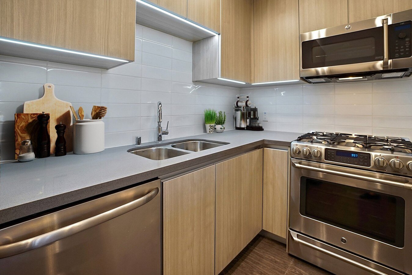 Residences at Village Walk Apartments Tarzana, CA Rentable