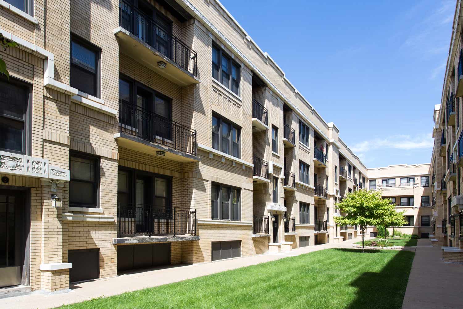 Maple Court, Chicago (see pics & AVAIL)