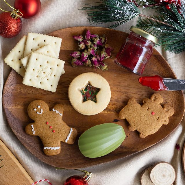 10 Pretty Desserts & Foodie Gift Sets For Christmas 2022