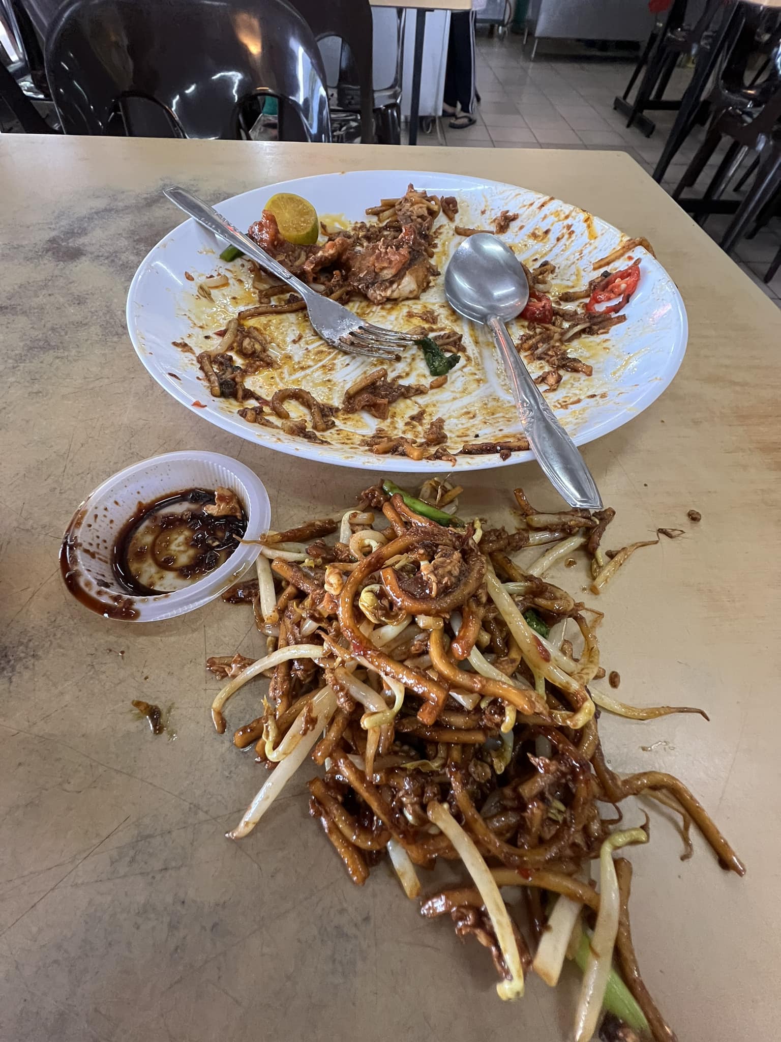 Man Throws Noodles On Table Because Hawker Stall Didn't Remove Taugeh From His Dish