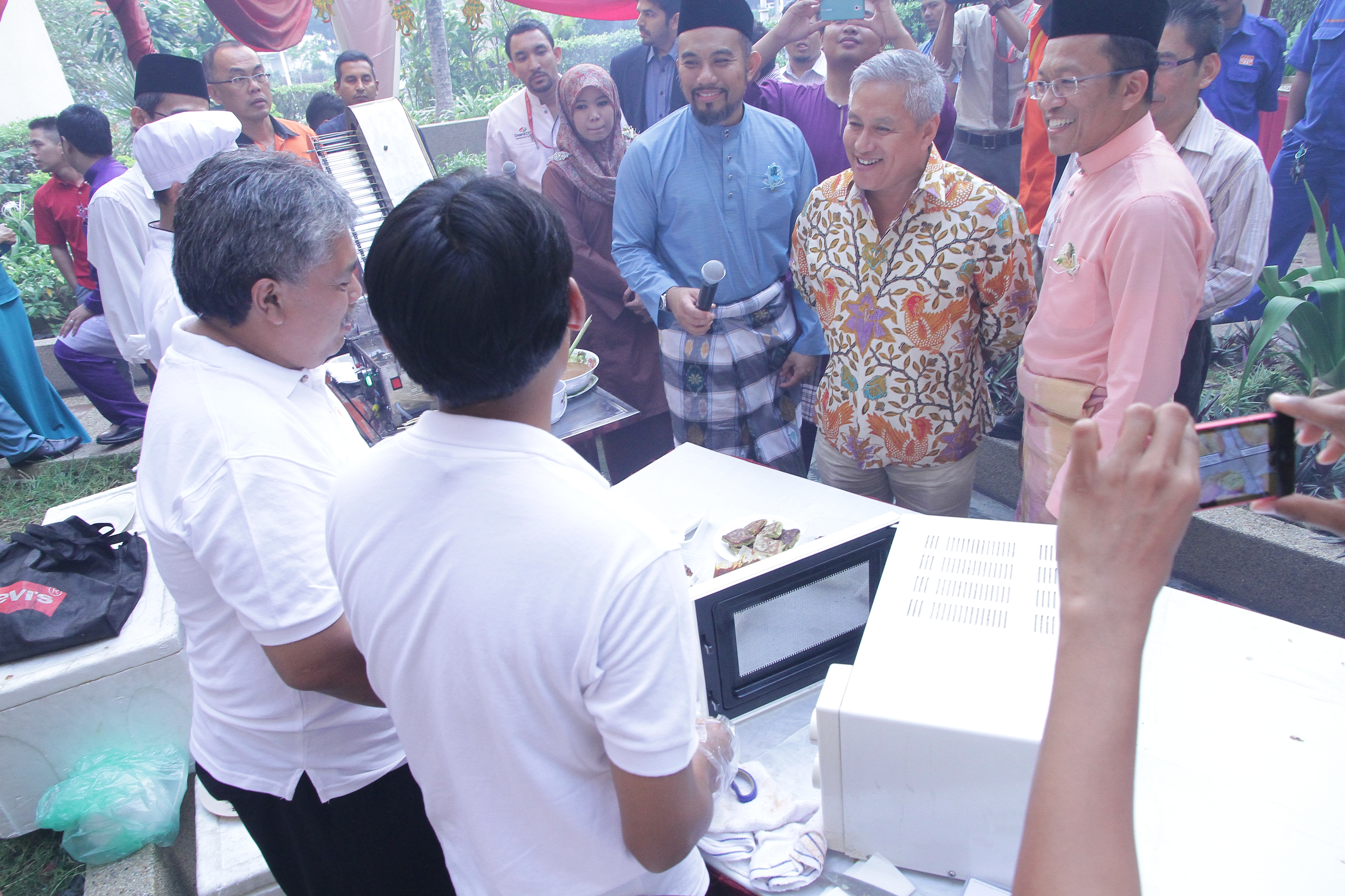 Malaysians Attempt To Break Guinness World Record For The