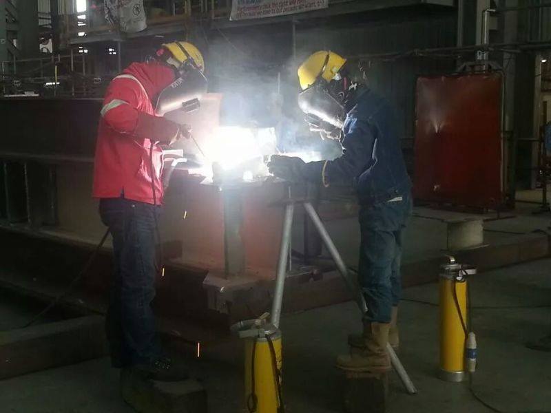 Perkenalkan Tyra, Welder Wanita Melayu Berniqab Yang Buat