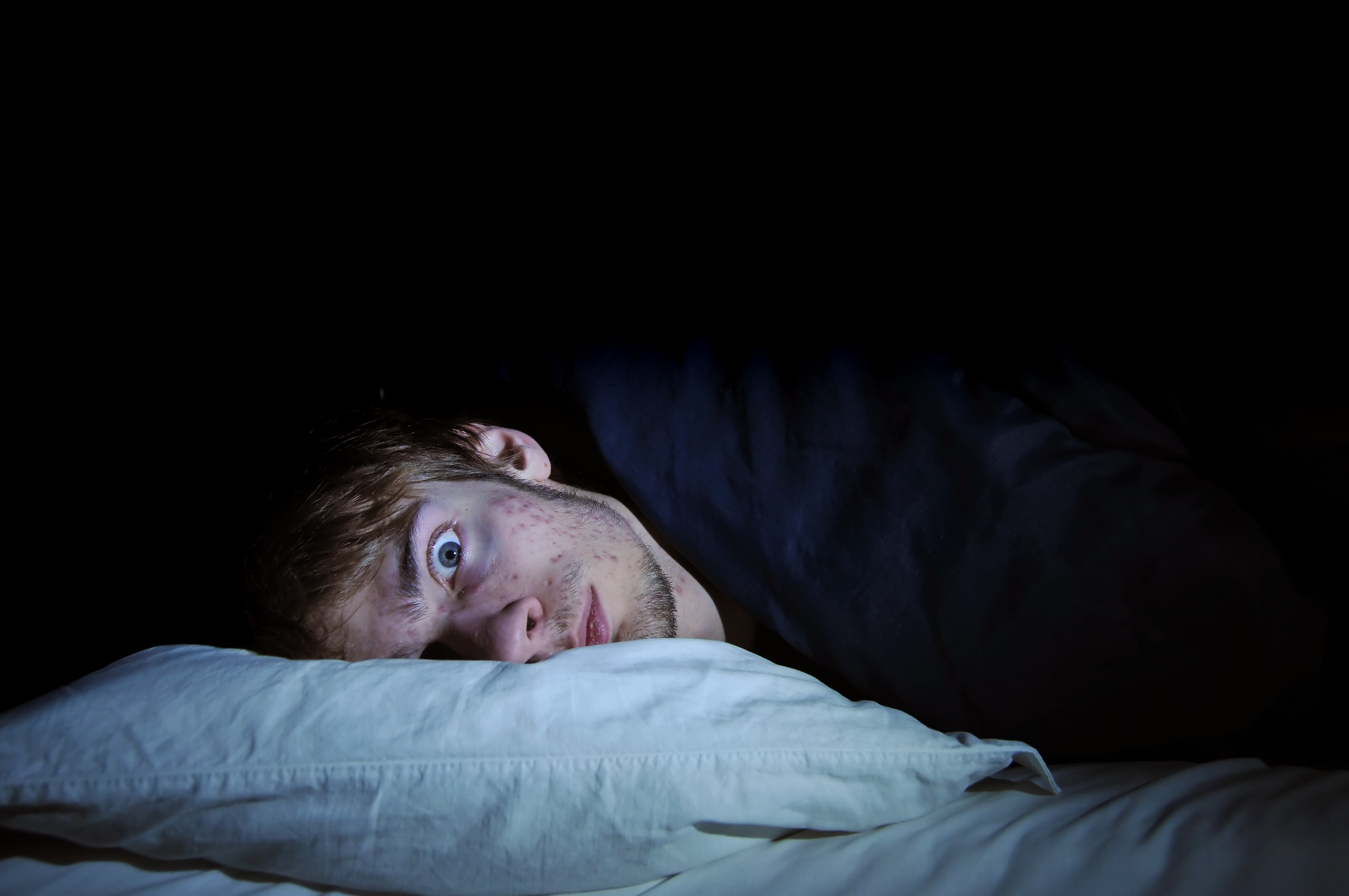 Pernah Rasa Nak Terjatuh & Kena Himpit Semasa Tidur? Ini Sebab Yang