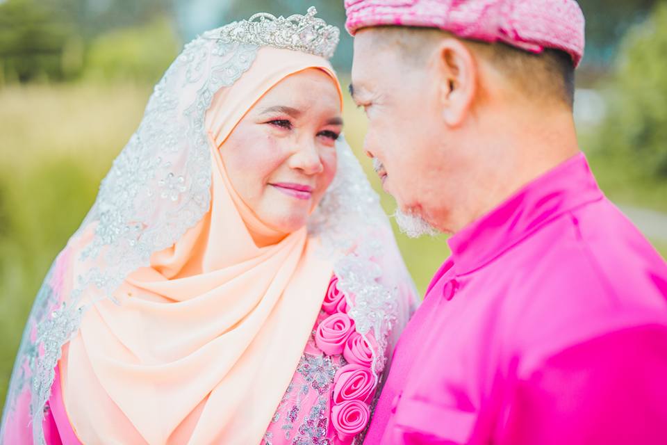 [FOTO] Anak Jadikan Mak Ayah ‘Pengantin Baru’ & Buat Photoshoot Hari