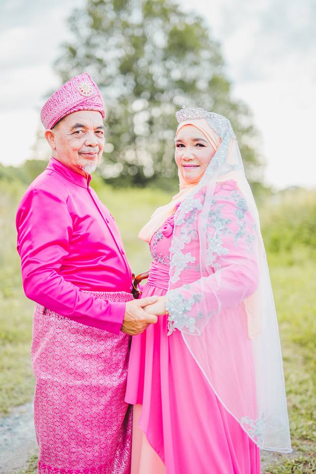 [FOTO] Anak Jadikan Mak Ayah ‘Pengantin Baru’ & Buat Photoshoot Hari