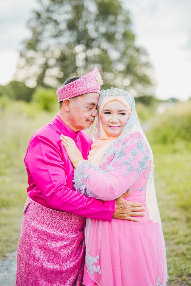 [FOTO] Anak Jadikan Mak Ayah ‘Pengantin Baru’ & Buat Photoshoot Hari