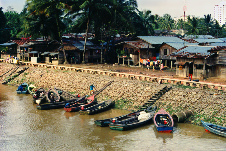 121km 'Great Wall' of Malaysia to Separate Us From