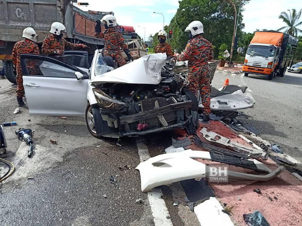 Lorry With Faulty Brakes On JB Highway Crashes Into 7 Vehicles And