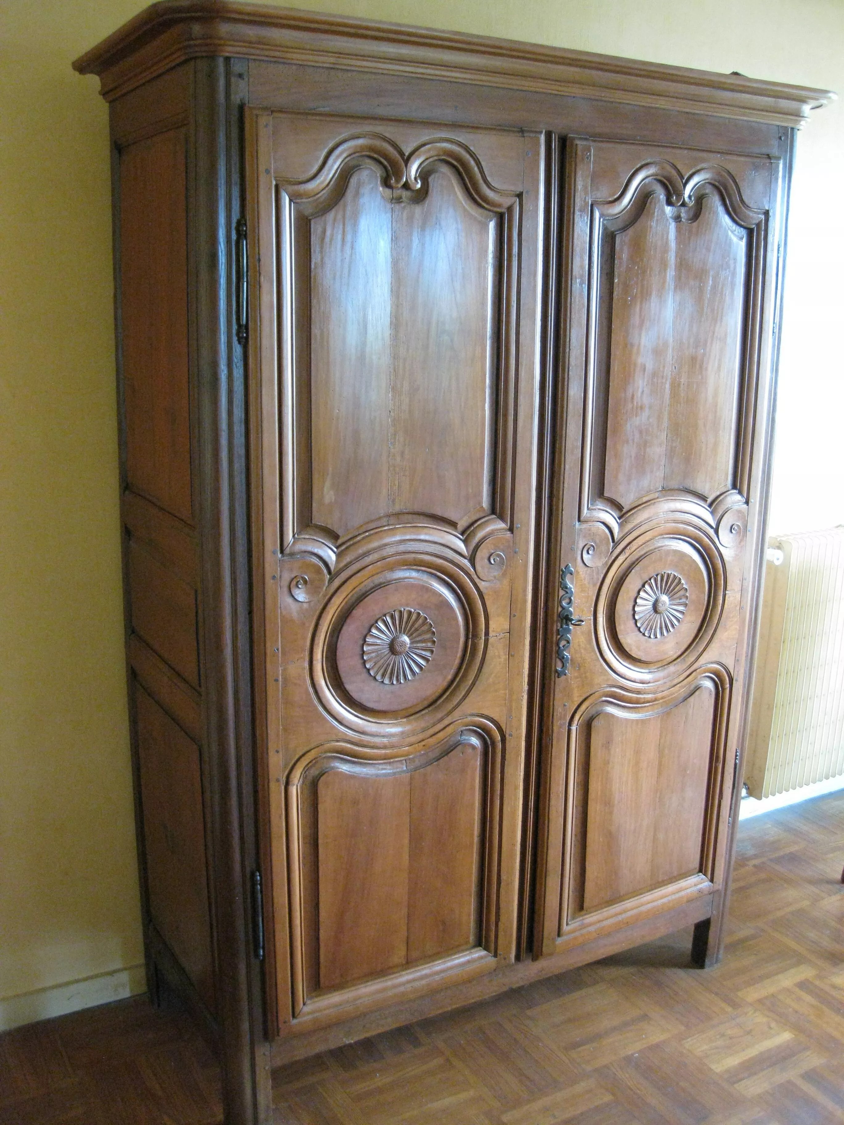 Armoire normande d'époque louis XIV en merisier massif Selency