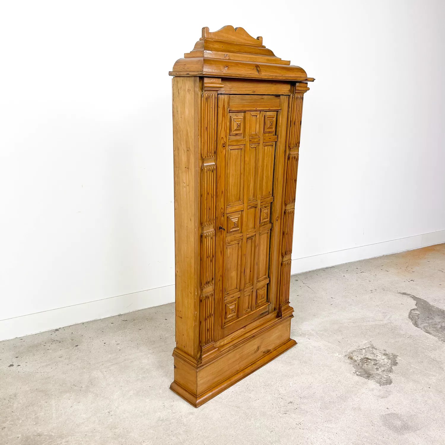 Armoire murale peu profonde en chêne antique. Selency