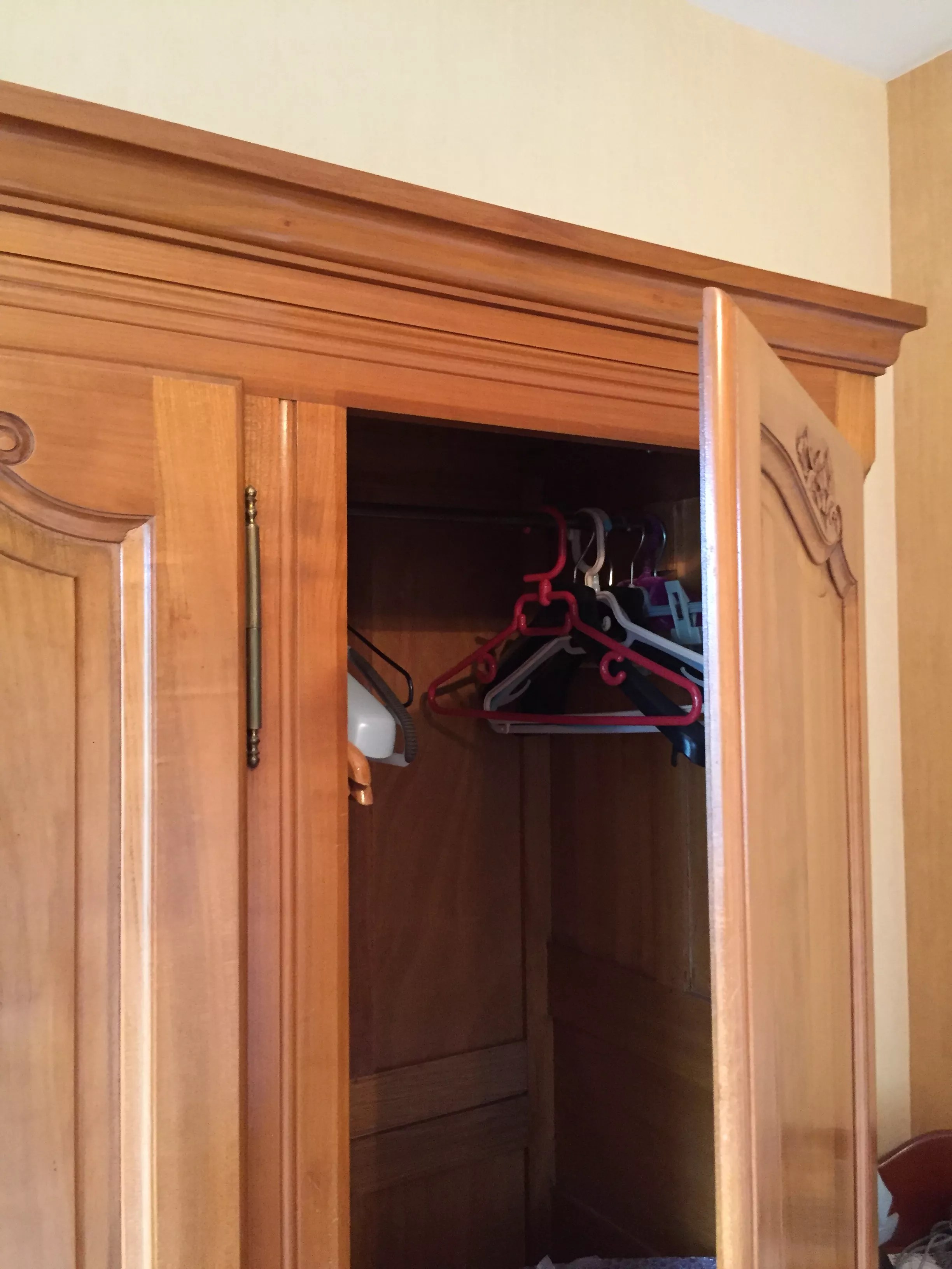 Armoire 3 portes merisier style Louis XV parfait état Selency