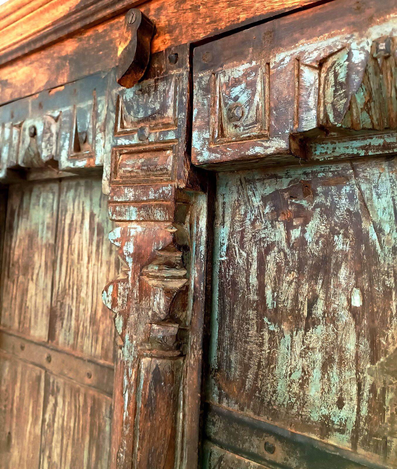 Ancienne Armoire penderie du Rajasthan bois exotique, réalisée à
