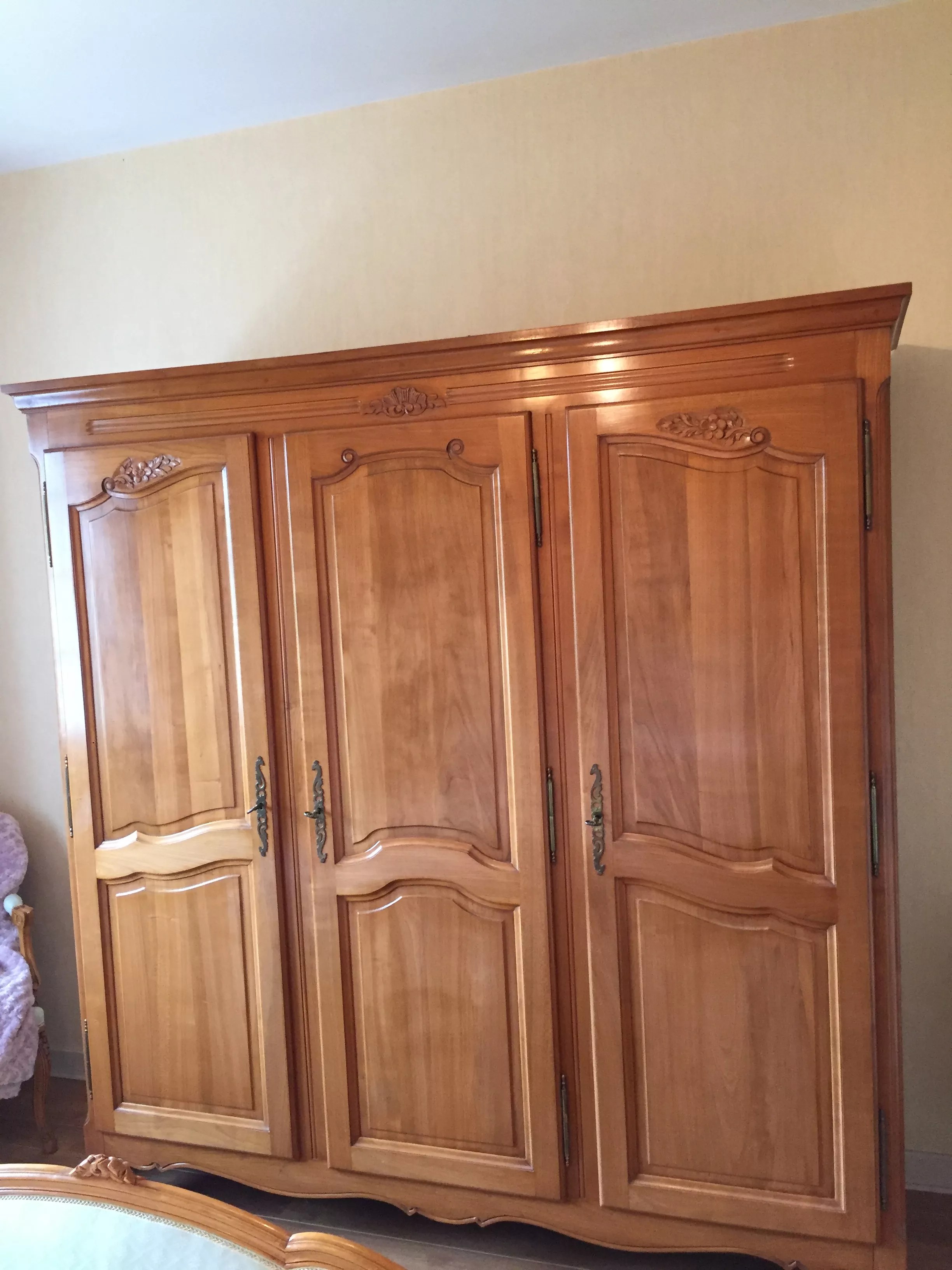 Armoire 3 portes merisier style Louis XV parfait état Selency