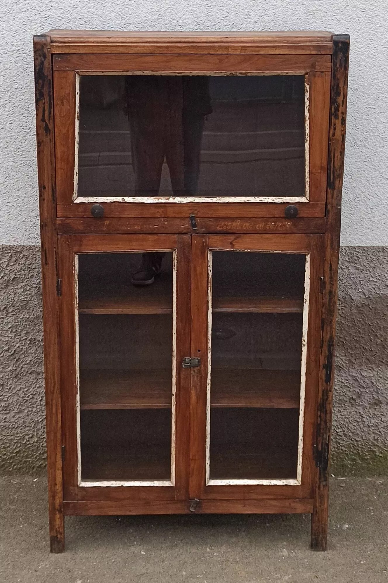Petite armoire vitrée en bois avec porte rentrante Selency