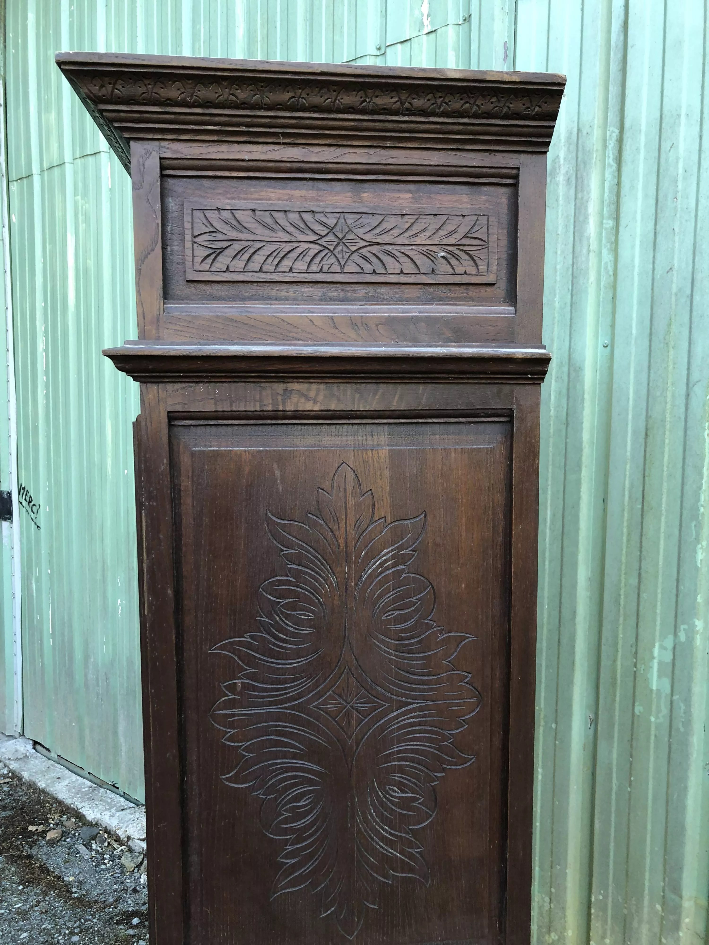 Armoire bretonne à personnages sculptés du début 20e à 2 portes et 1