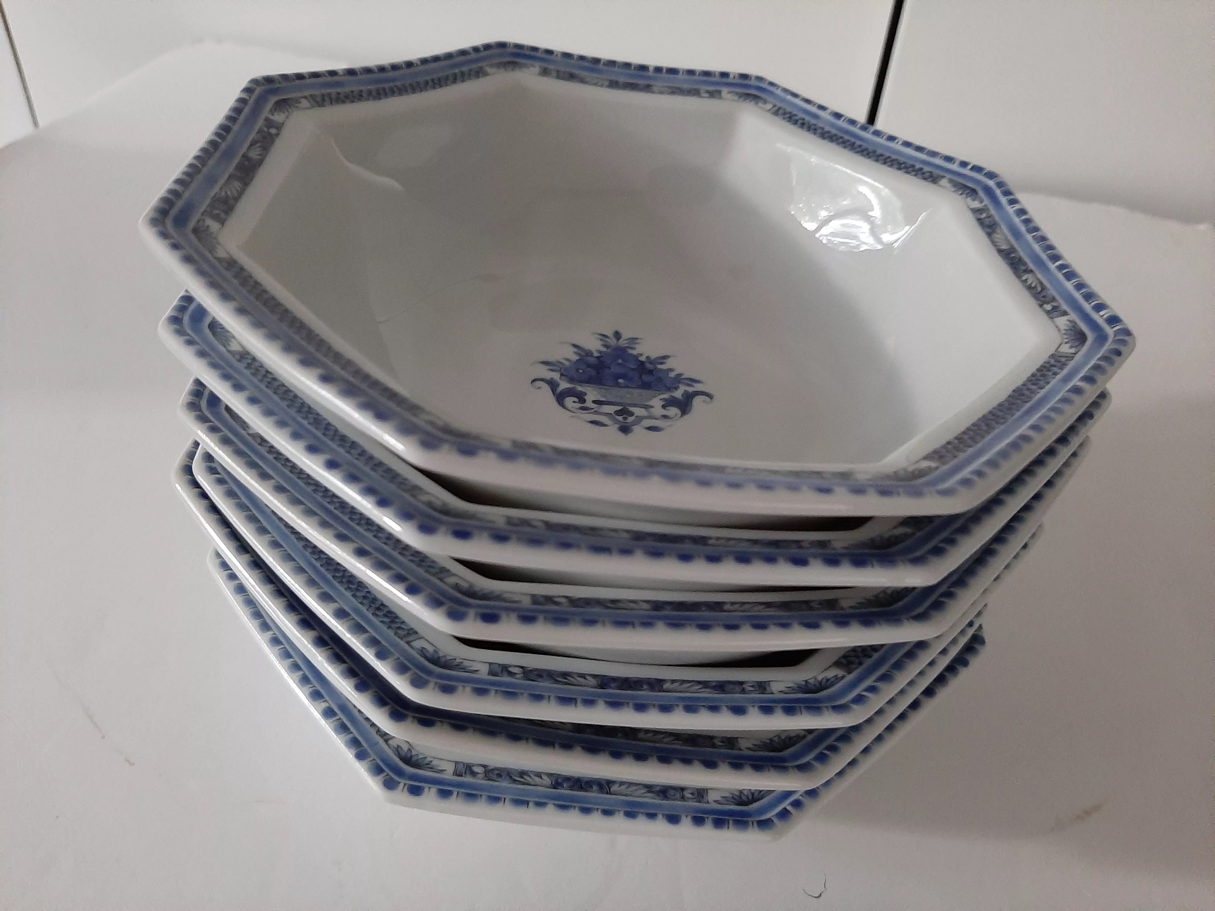 Ensemble de 6 assiettes creuses forme Lotus JL Coquet Limoges, motif Au Panier Bleu, Vieux Rouen